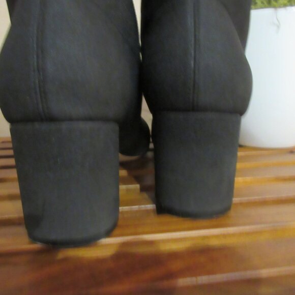 BADGLEY MISCHKA Stretch Knit Black Bootie in GREAT Pre-Owned Condition - Picture 6 of 8